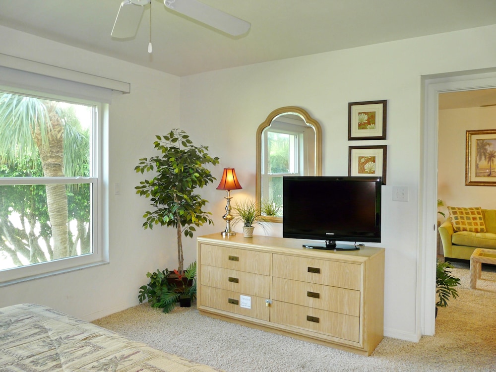 Condo, 1 King Bed with Sofa bed (Peaceful condo with pool across from )
