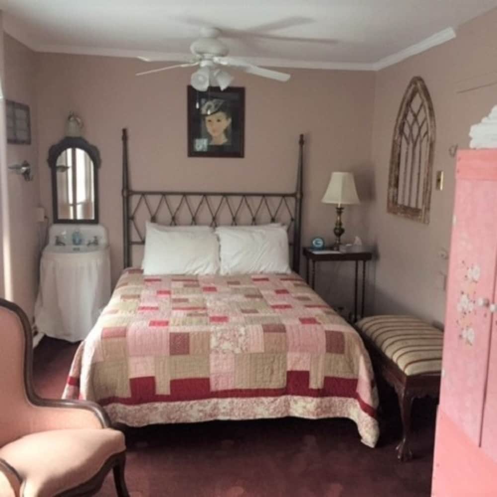 Superior Queen Room, Shared Bathroom (Room 1)