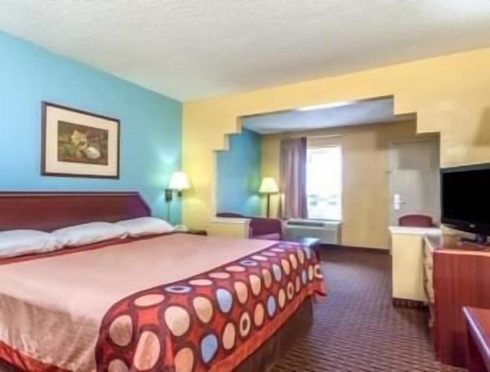 Room, 1 King Bed, Accessible, Smoking (Mobility) - Photo 4