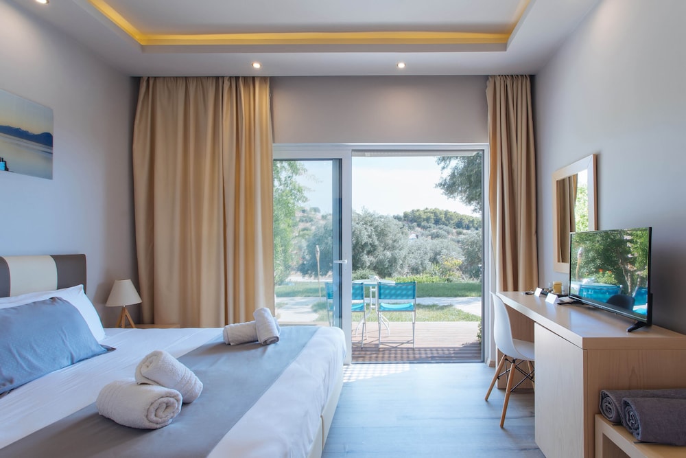 Luxury Triple Room with Shared Pool photo 2