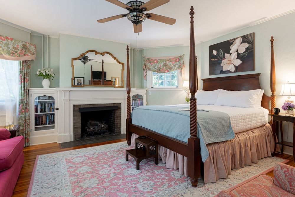 Room, Fireplace (Grace Suite)