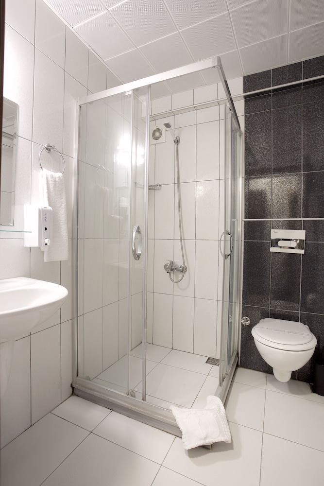 Economy Triple Room photo 3