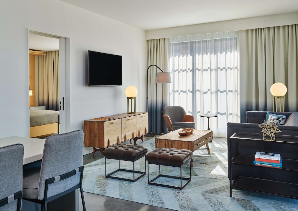 Presidential Suite, 1 King Bed (Mobility & Hearing, Roll-in Shower) photo 3