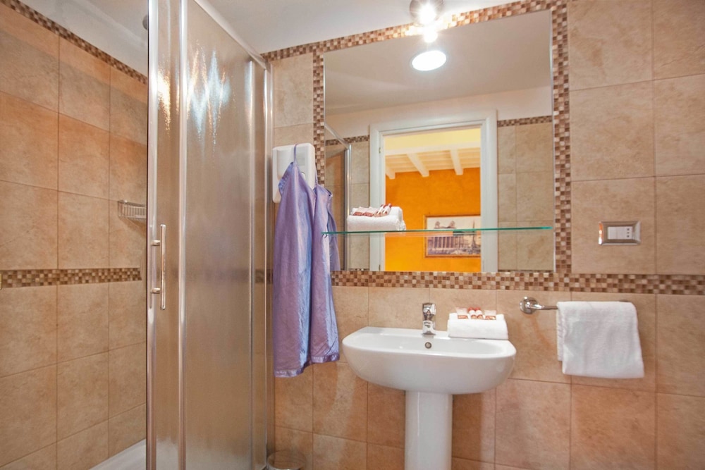 Standard Double or Twin Room photo 3