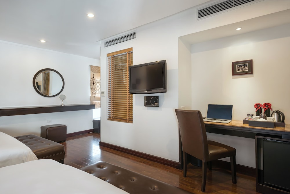 Family Quadruple Room, 2 Queen Beds, Non Smoking photo 3