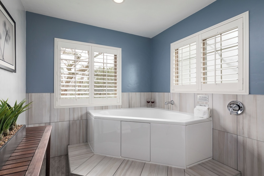 Deluxe Room, 1 King Bed, Jetted Tub - Photo 5