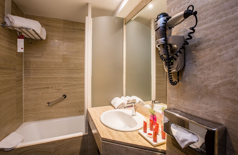 Deluxe Room - Photo 7