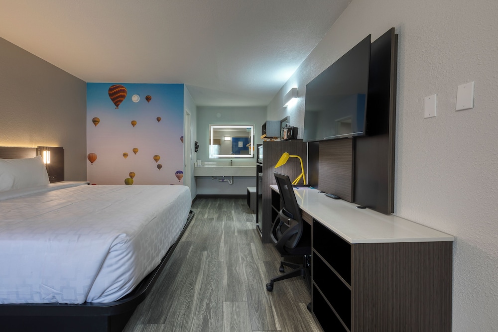 Standard Room, 1 King Bed, Non Smoking - Photo 1