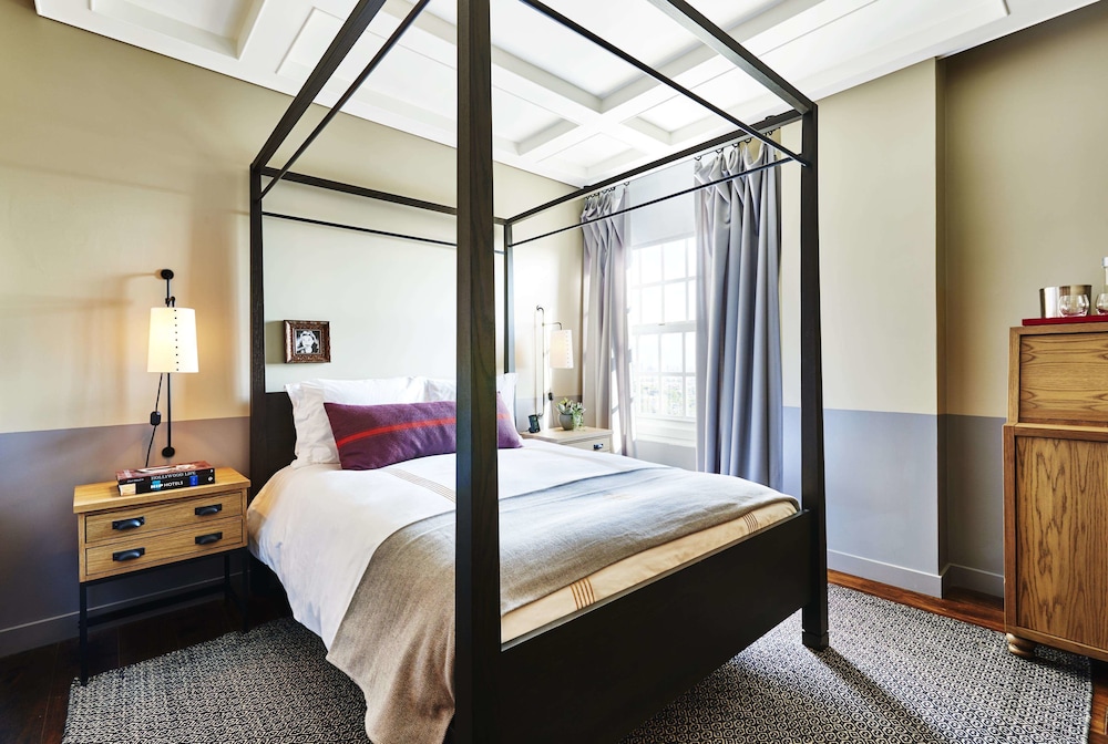 Deluxe Room, 1 King Bed, Mobility Accessible
