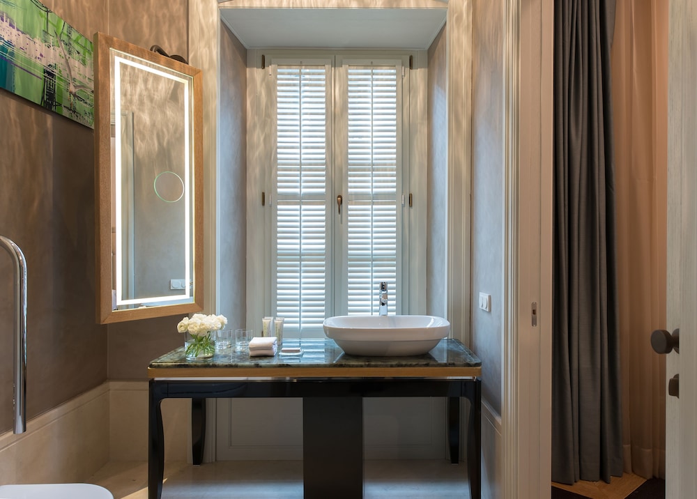 Superior Suite, 1 Queen Bed (Corner Suite)