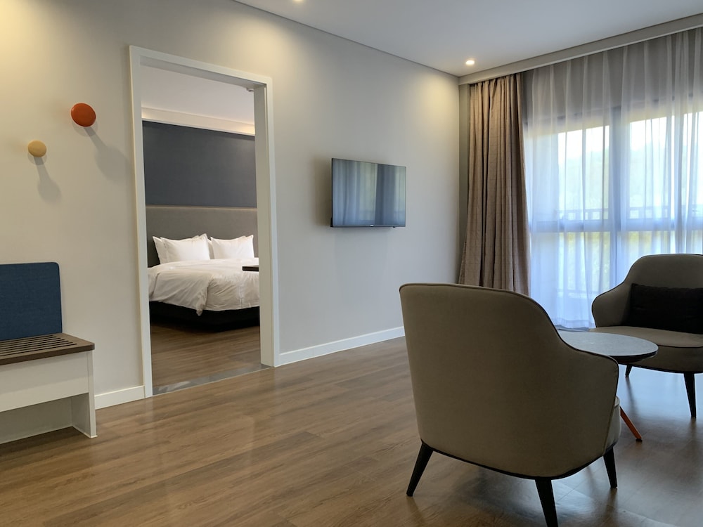 Suite, 1 King Bed - Photo 1
