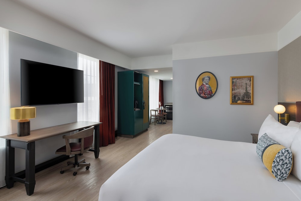 Suite, 1 King Bed, Corner
