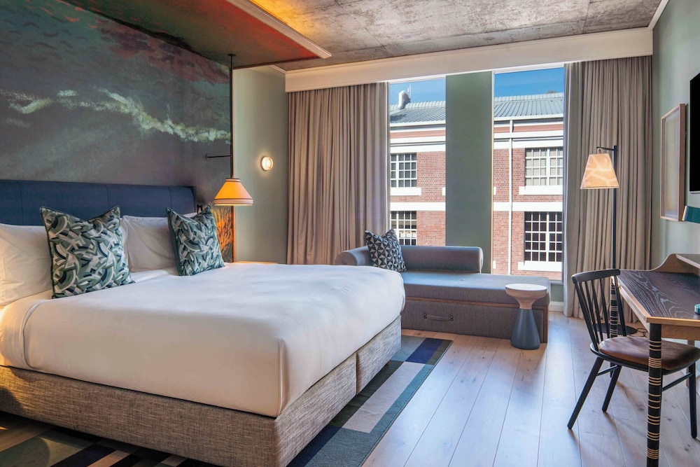 Room, 1 King Bed with Sofa, Mountain View thumbnail 5