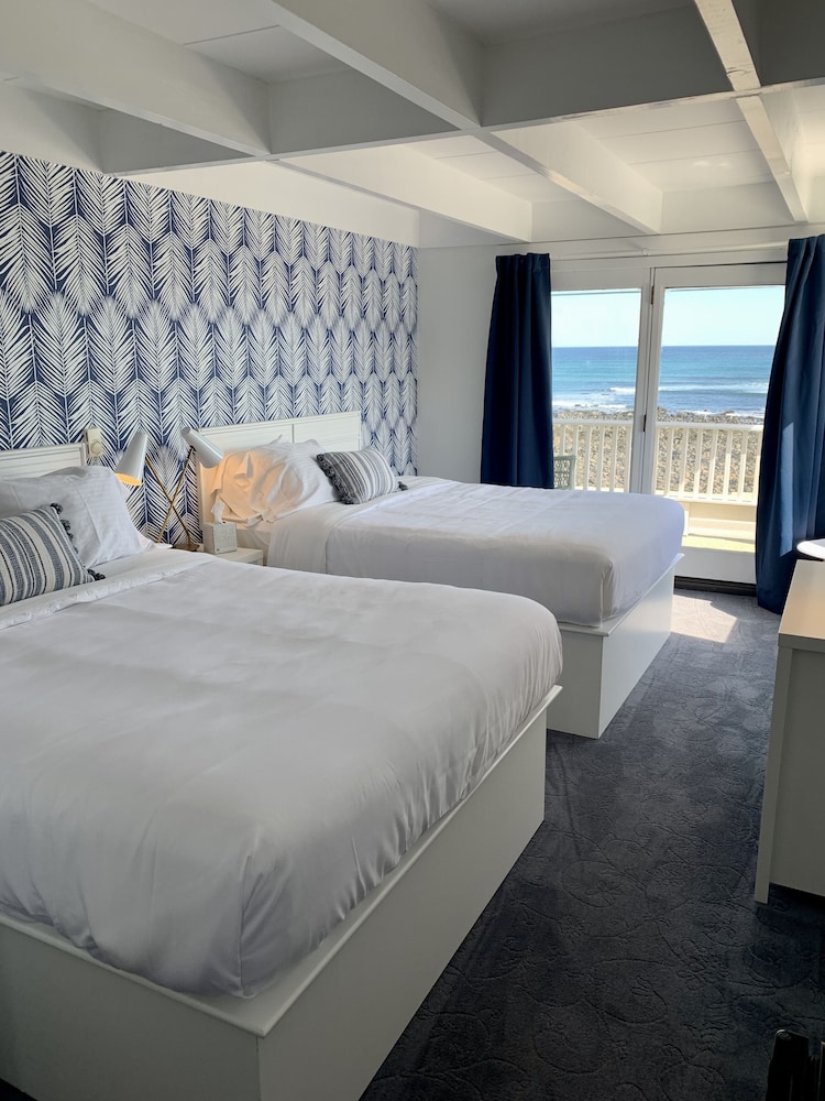 Deluxe Room, 2 Queen Beds, Balcony, Full Unobstructed Ocean View photo 1