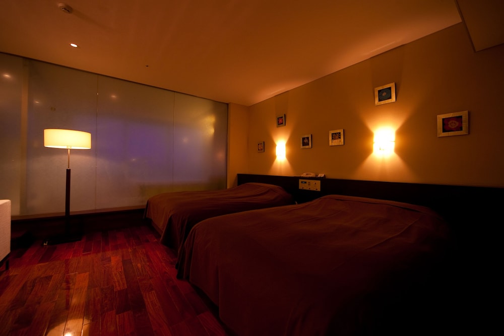 Premium Twin Room (Room 806) - Photo 2