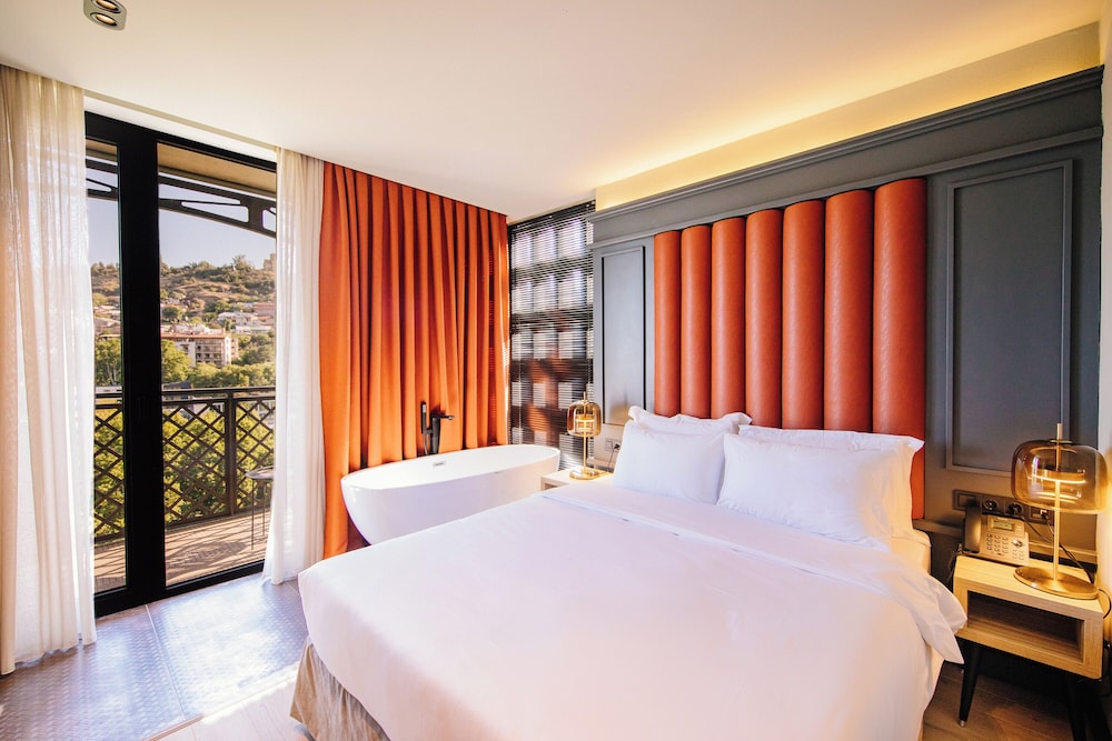 Panoramic Room, Bathtub, River View