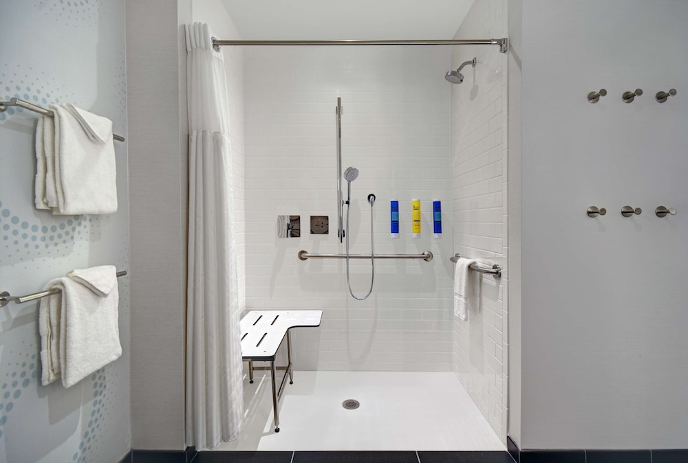 Room, 2 Queen Beds, Accessible (Roll-In Shower) - Photo 2