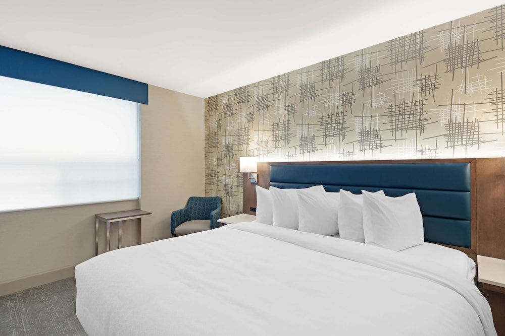 Suite, 1 King Bed, Non Smoking, Jetted Tub photo 2