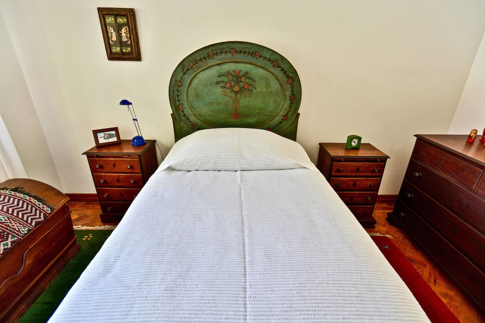 Quarto Individual (Surrealismo), Banheiro Compartilhado