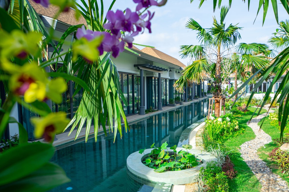 Deluxe Pool Access - Photo 26