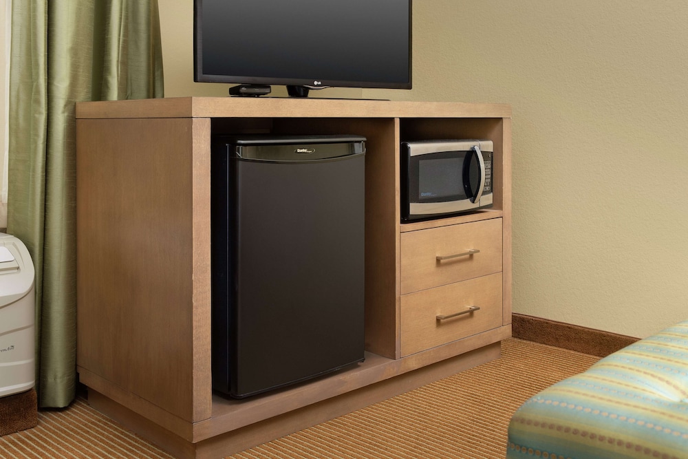 Room, 2 Queen Beds, Non Smoking, Refrigerator & Microwave photo 3