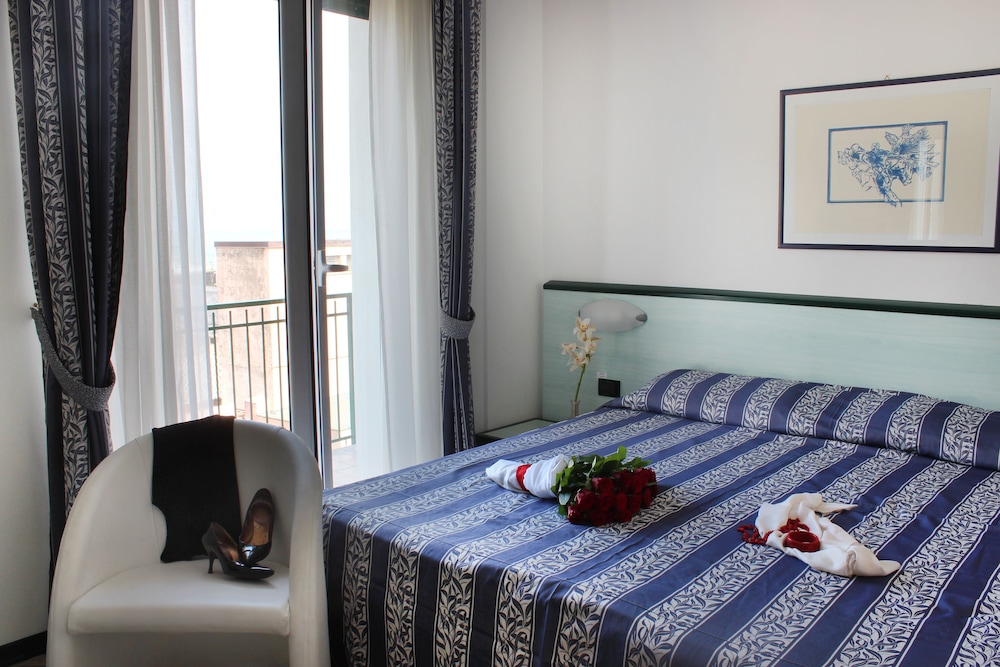 Standard Double or Twin Room - Photo 12