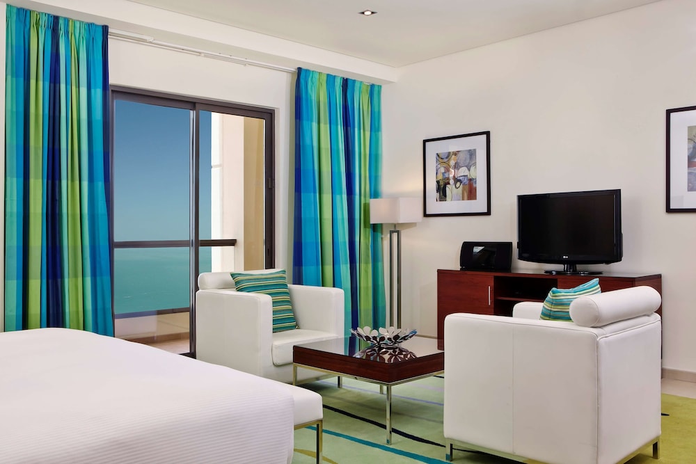 King Deluxe Room With Balcony - Photo 8
