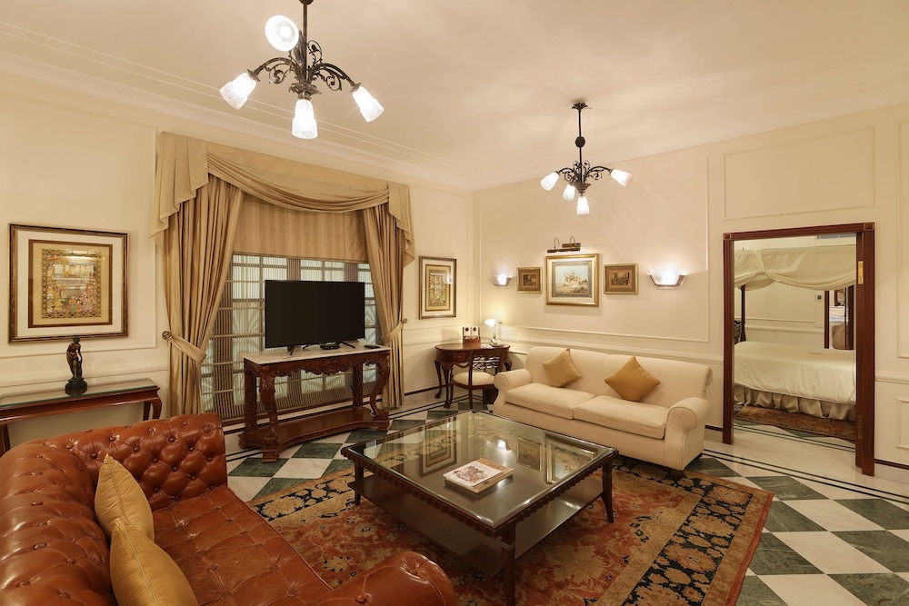 Luxury Suite - Photo 3