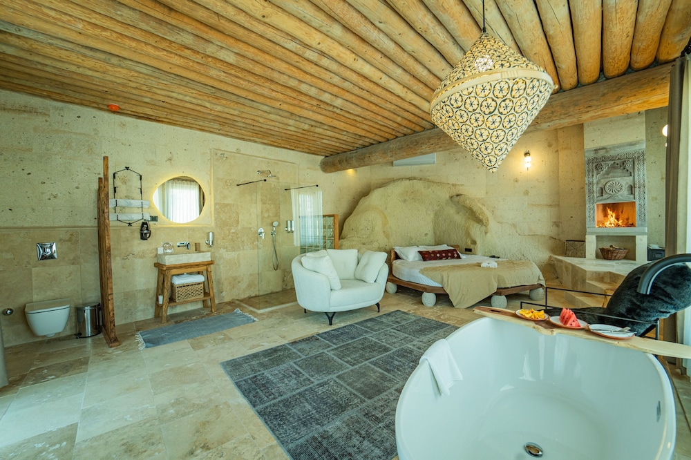 Honeymoon Suite - Photo 11