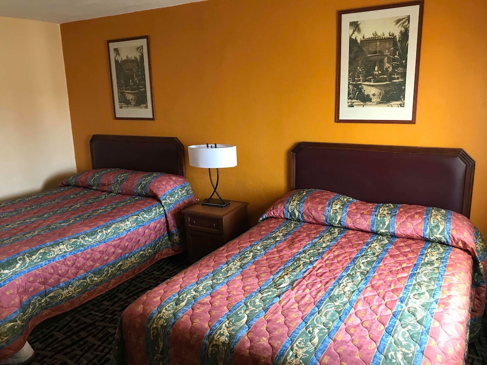 Standard Room, 2 Queen Beds photo 3
