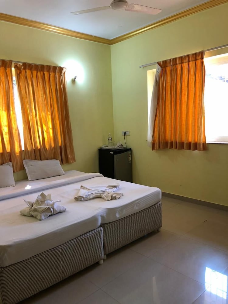 Deluxe Double Non A/C Room photo 2