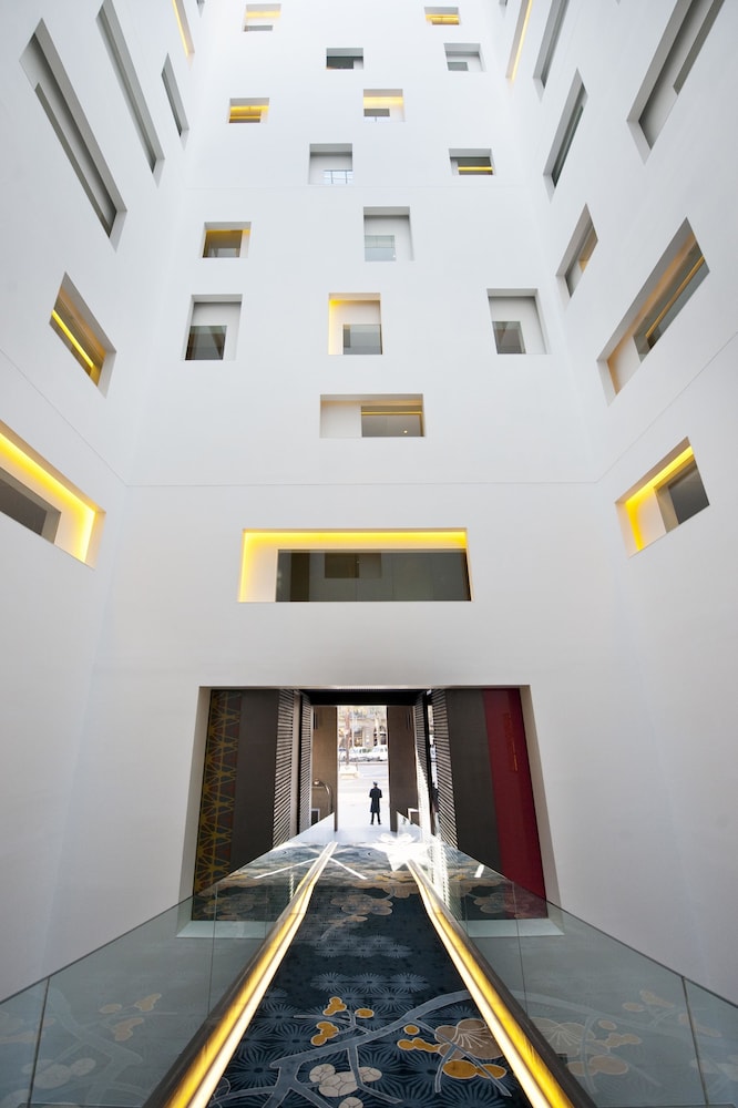 Premier Suite with One King Bed and Terrace (Non Smoking) thumbnail 5
