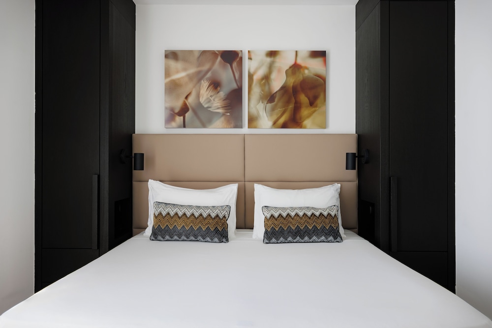 Exclusive Suite, Partial Lake View