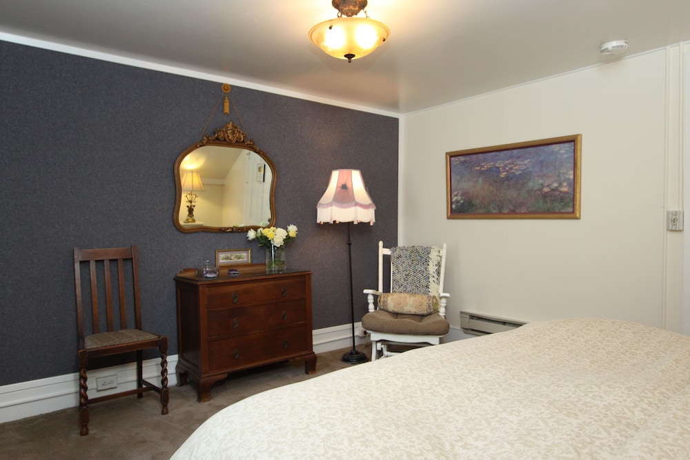 Room (At the top with detached bath) photo 3