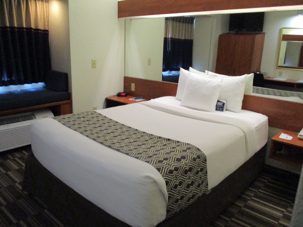 Standard Room, 1 Queen Bed - Photo 2