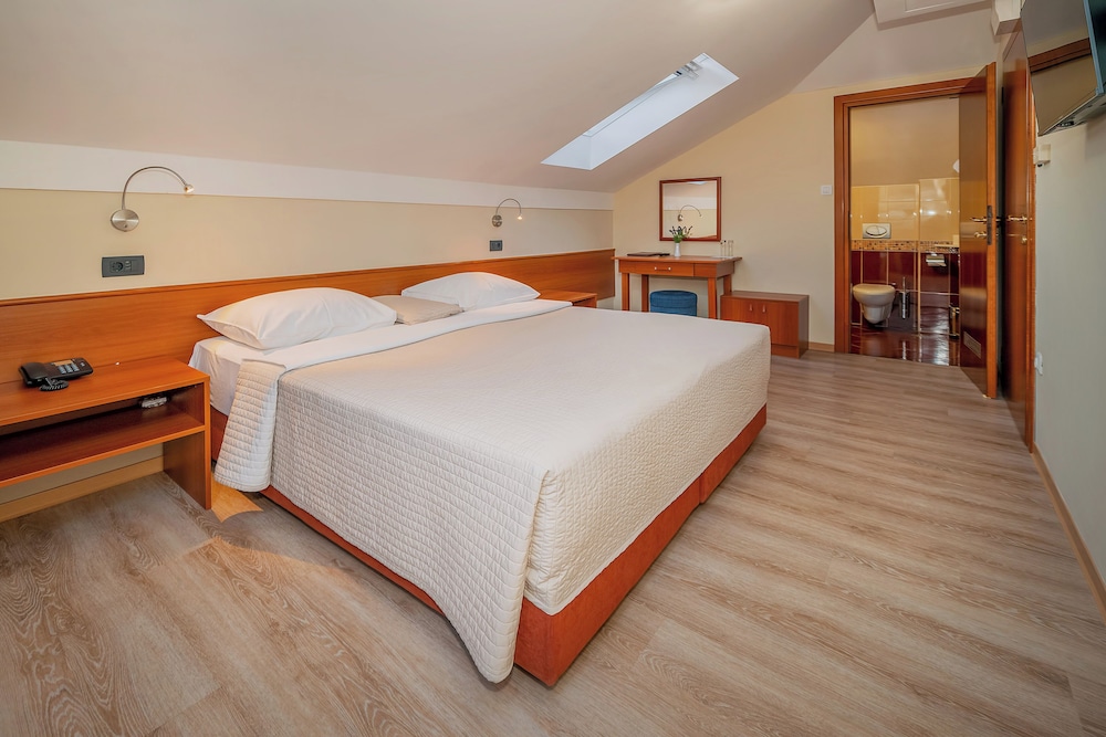 Economy Double or Twin Room, Partial Sea View