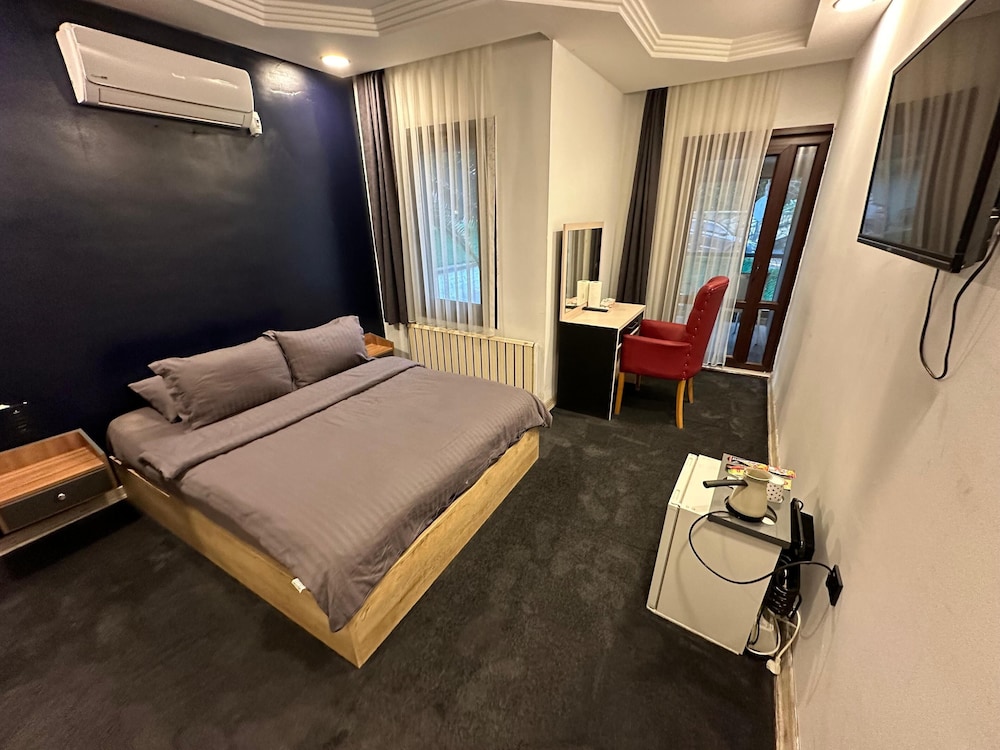 City Room, 1 Queen Bed, Non Smoking, Pool View photo 3