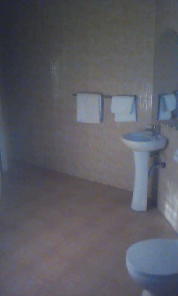Deluxe Suite, 1 Queen Bed, Smoking photo 3