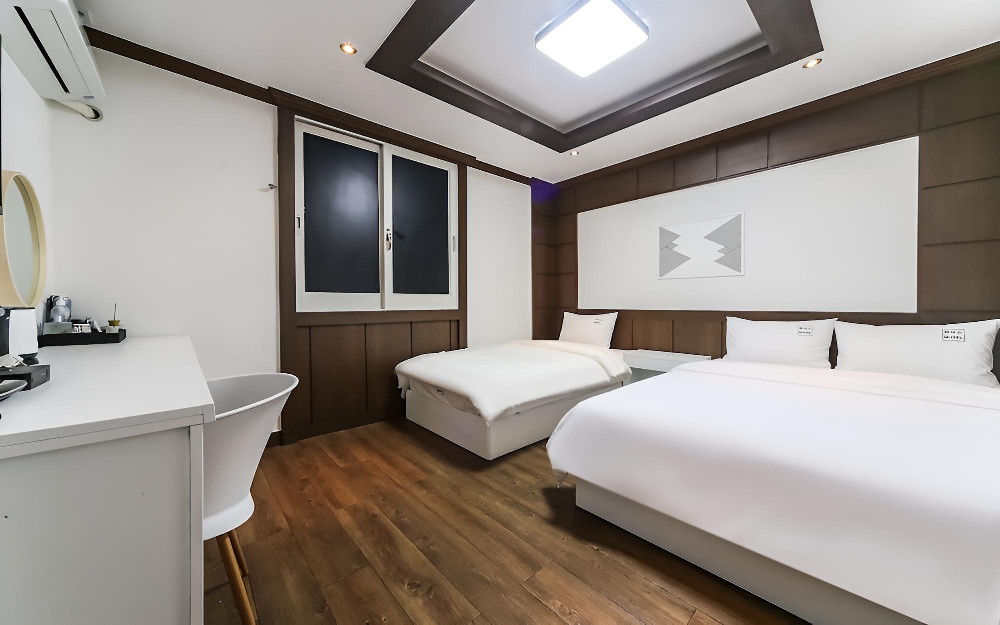Room (Twin Room (Road View))