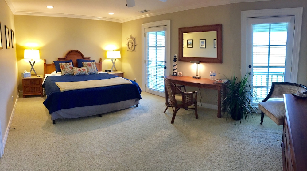 Room, 1 King Bed, Shared Bathroom photo 1