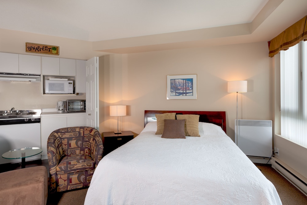 Studio, 1 Queen Bed (FOR 2 - Ski-in/Ski-out) photo 1