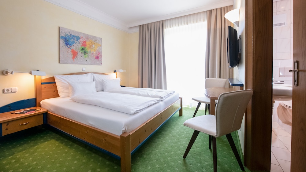 Basic Double Room, 1 Queen Bed, Balcony photo 1