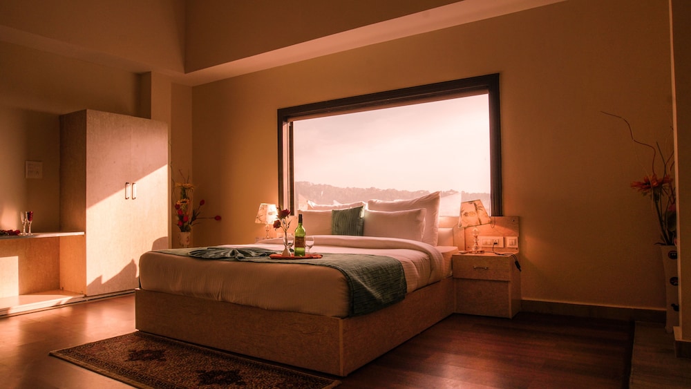 Classic Room, 1 King Bed, Non Smoking, Valley View photo 2