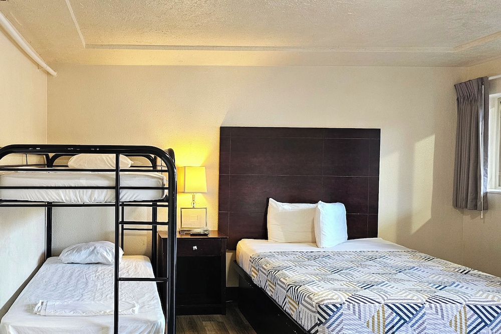 Family Studio Queen Bed with Bunk Bed - Photo 2