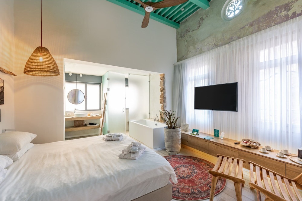 Superior Studio Suite, Bathtub