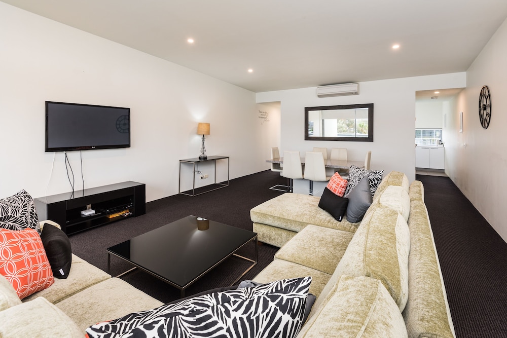 Three Bedroom Poolside Townhouse - Photo 7