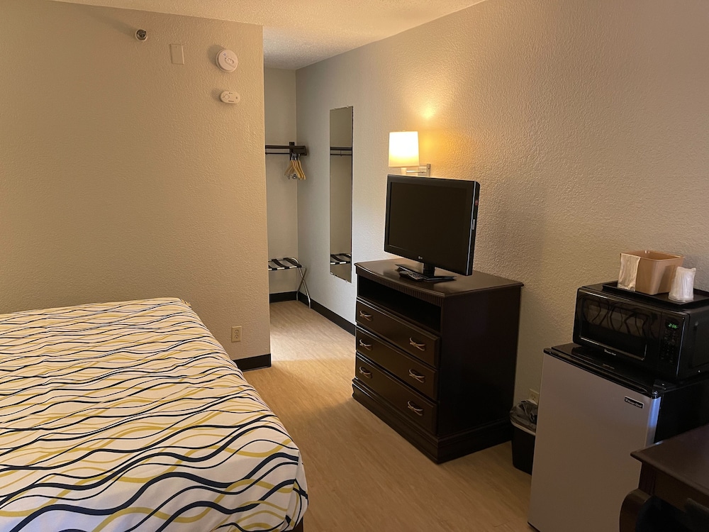 Standard Room, 1 King Bed, Accessible, Refrigerator & Microwave - Photo 3