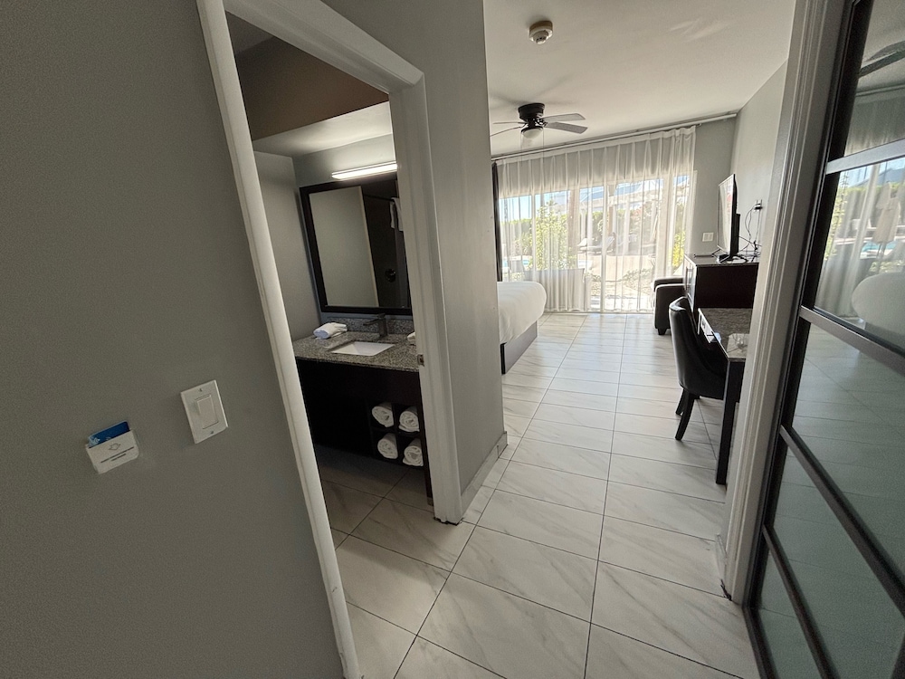 Classic Room, 1 King Bed, Balcony, Pool View photo 3