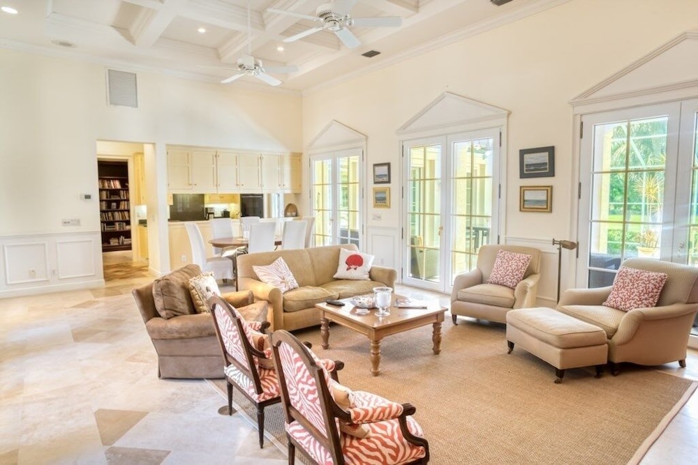 House, 6 Bedrooms photo 1
