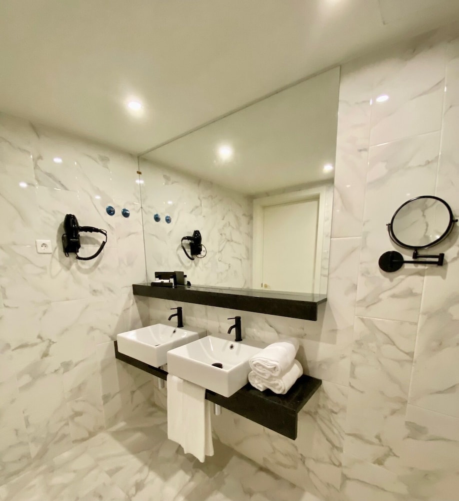 Basic Twin Room - Photo 11